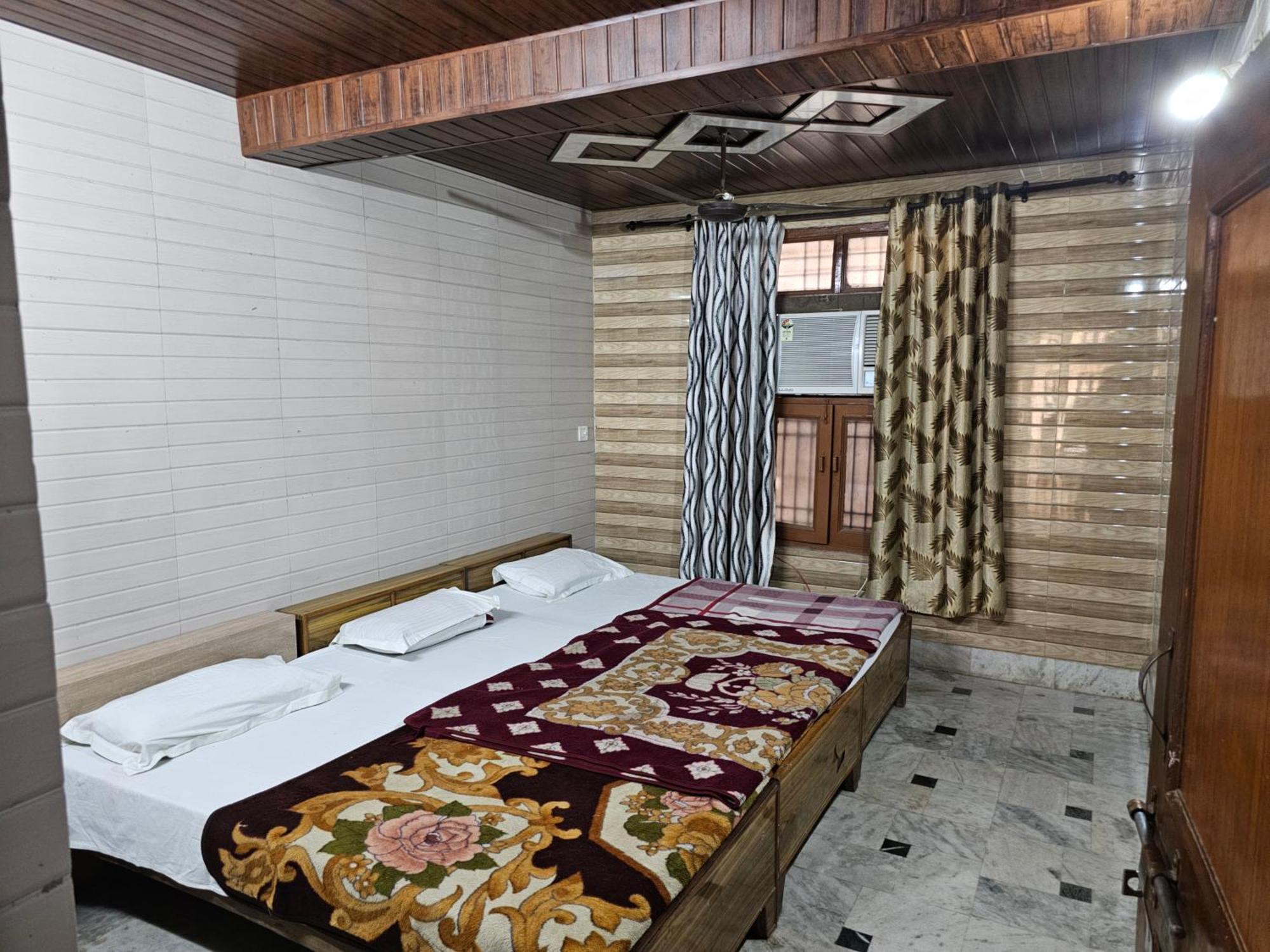 Subhadra Guest House 마투라 객실 사진