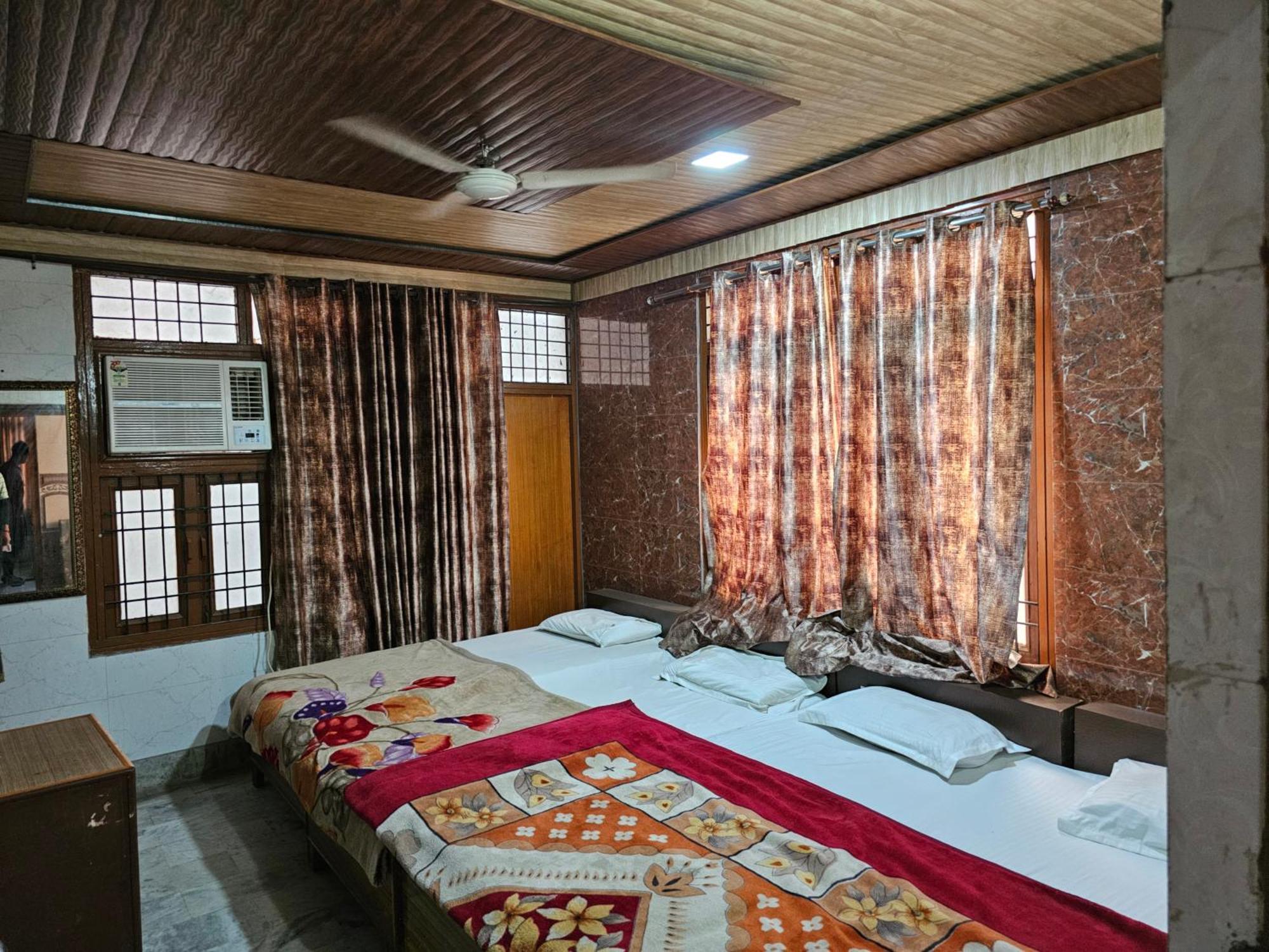Subhadra Guest House 마투라 객실 사진